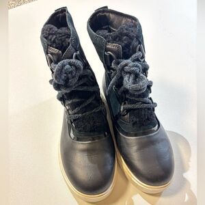 Sorel Black Winter Boots with Lace-Up Closure and Thick Sole